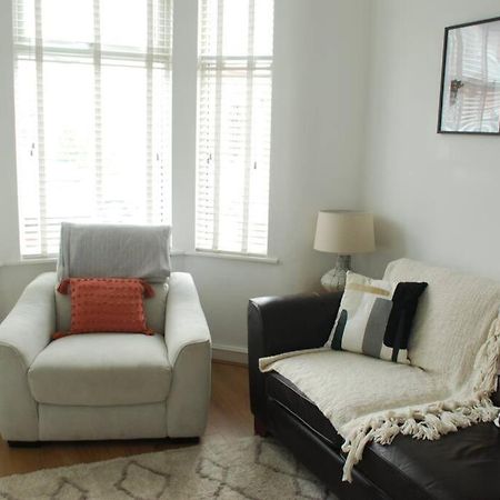 Entire House, Waterloo, Free Street Parking Villa ภายนอก รูปภาพ