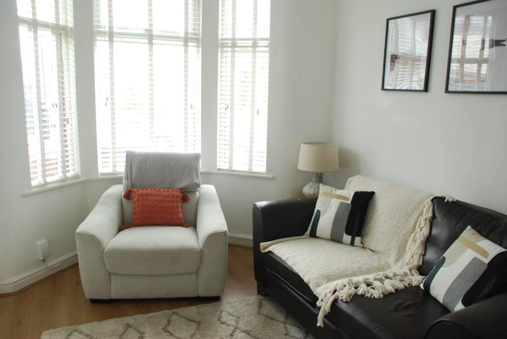 Entire House, Waterloo, Free Street Parking Villa ภายนอก รูปภาพ